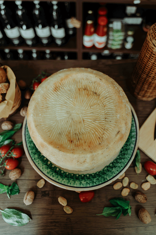 Pecorino Stagionato – Formaggio Siciliano Artigianale con Latte Crudo
