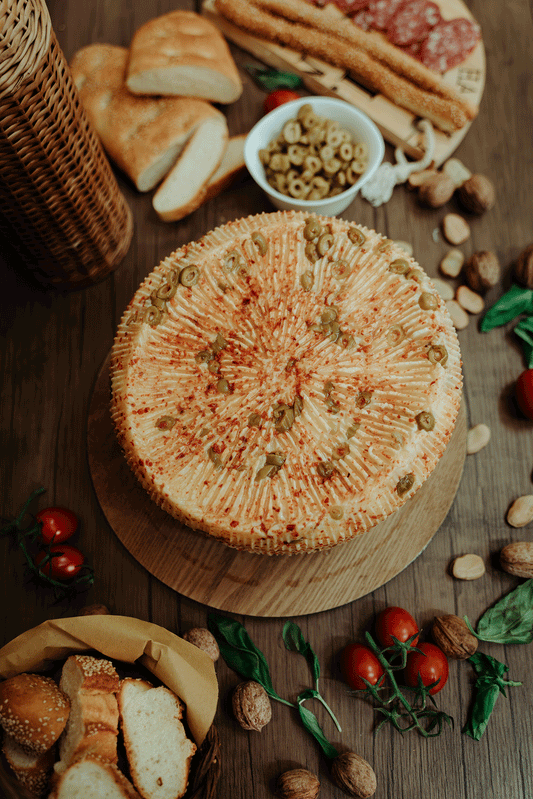 Pecorino Primo Sale al Peperoncino e Olive – Formaggio Siciliano Artigianale