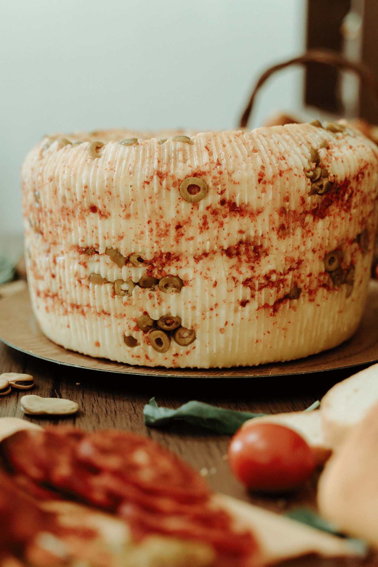 Pecorino Primo Sale al Peperoncino e Olive – Formaggio Siciliano Artigianale