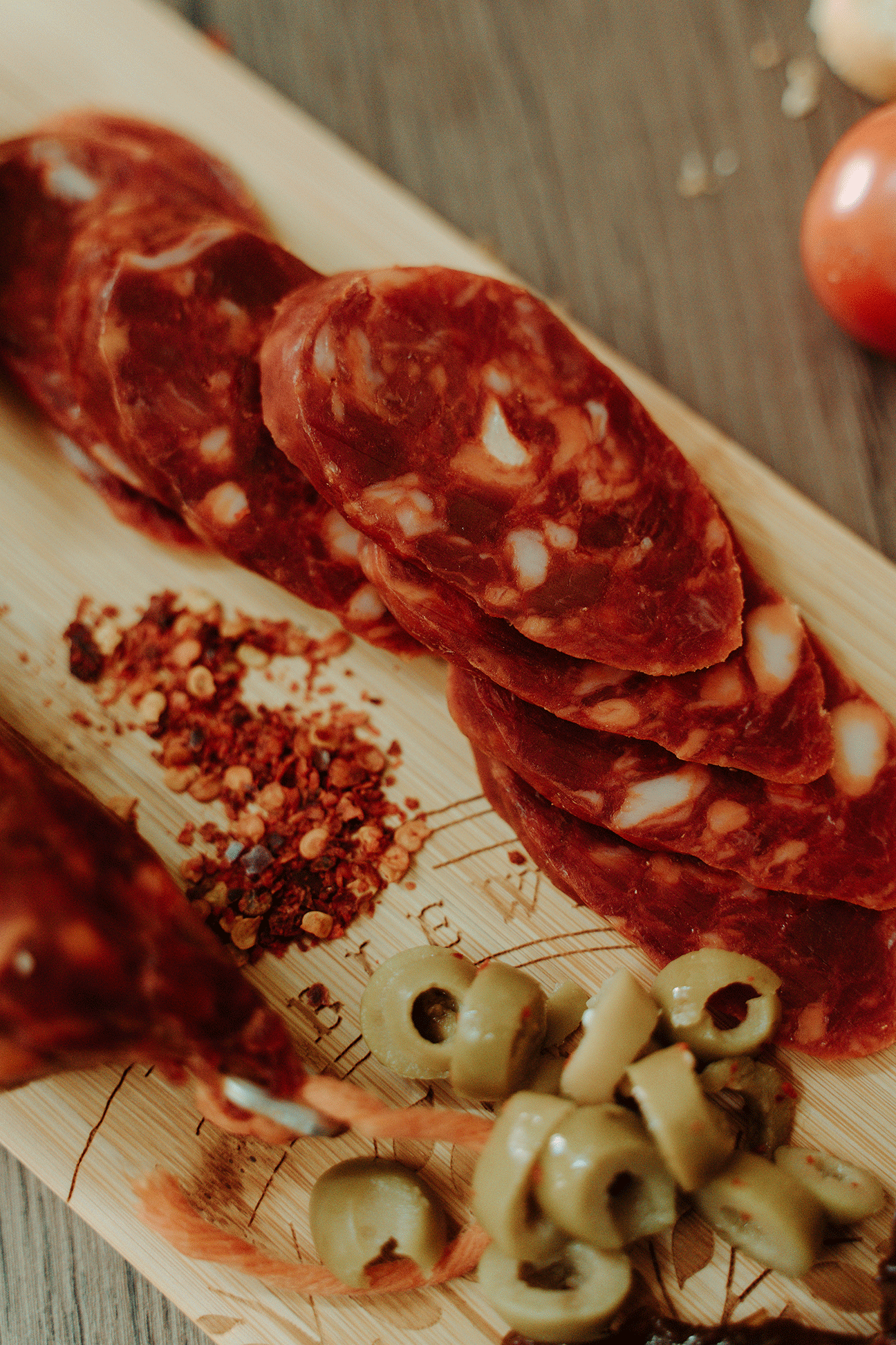 Pecorino Primo Sale al Peperoncino e Olive – Formaggio Siciliano Artigianale