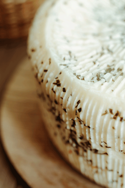 Pecorino Primo Sale all’Erba Cipollina – Formaggio Siciliano Fresco
