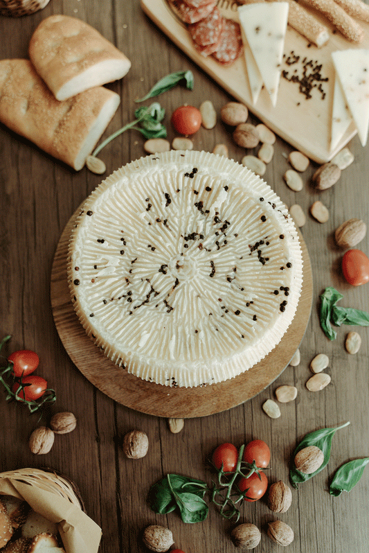Pecorino Primo Sale al Pepe Nero – Formaggio Siciliano Artigianale