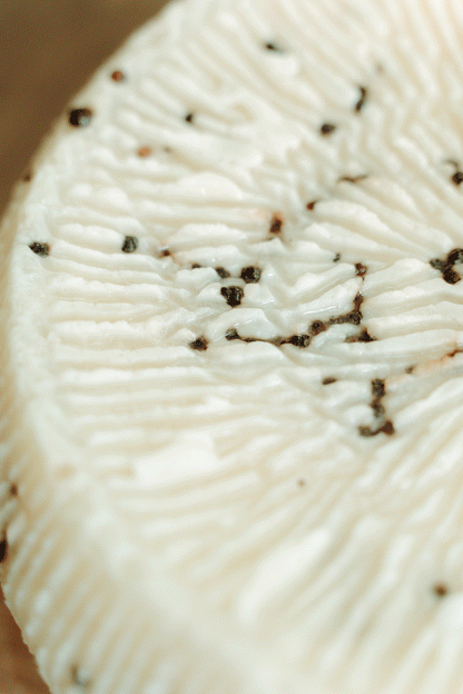 Pecorino Primo Sale al Pepe Nero – Formaggio Siciliano Artigianale